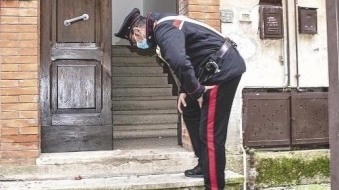 I carabinieri davanti alla casa del delitto