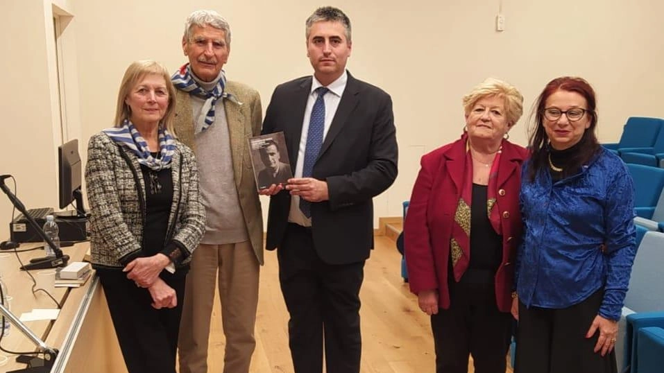 Presentazione del libro "Prigioniero dei nazisti, libero sempre" dedicato ad Andrea Lorenzetti, deportato nei campi di concentramento. Interventi di Patrizia Gallotti, Giulio Guerri e Doriana Ferrato. Raccontata la storia da Guido Lorenzetti e Annalisa Coviello.