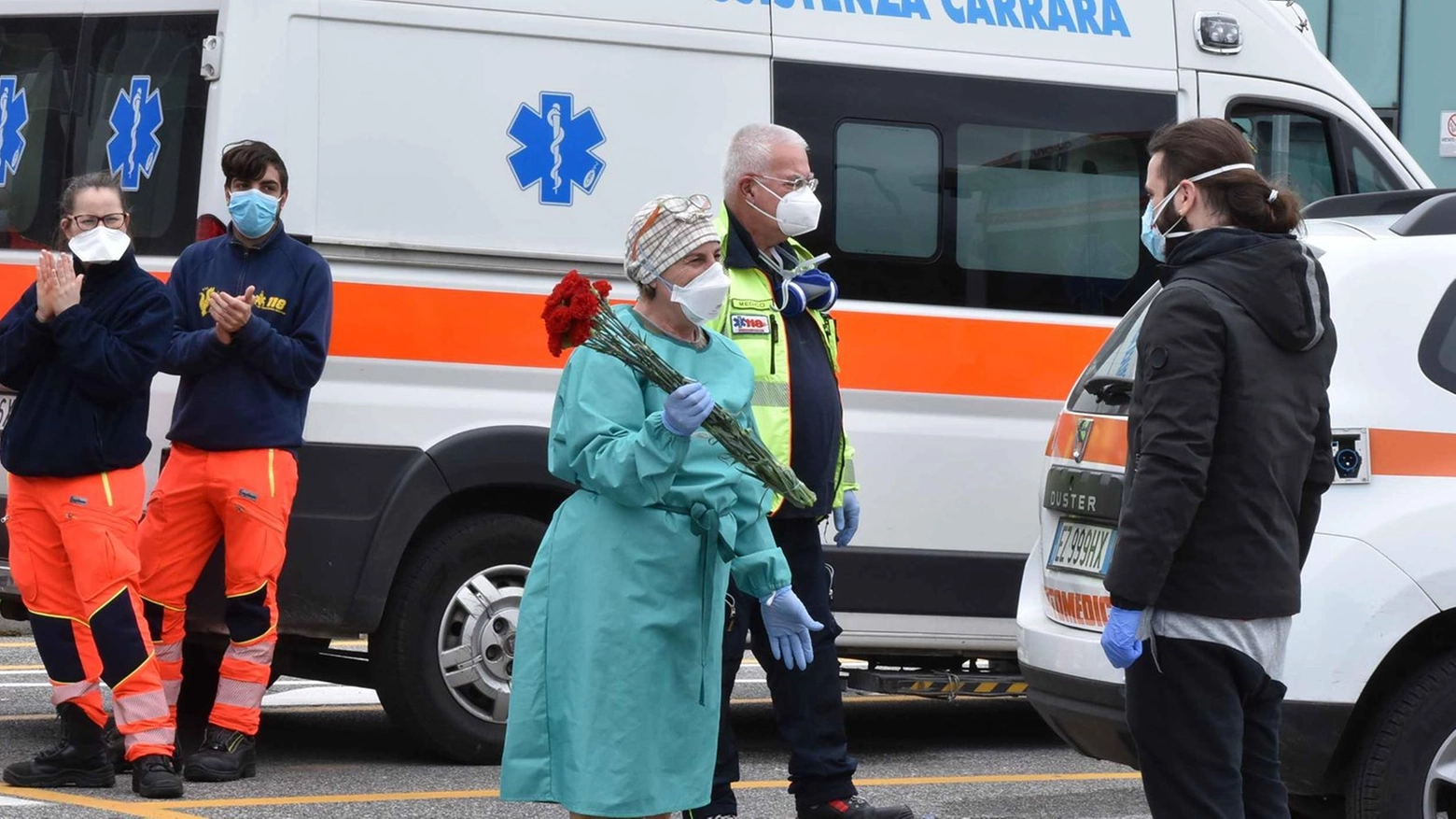 La consegna dei garofani a una rappresentante del Pronto Soccorso