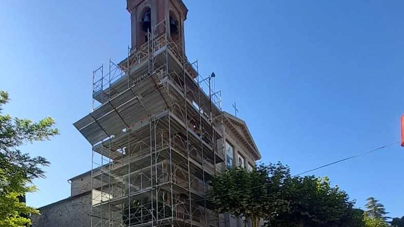 L’impalcatura e i danni alla chiesa di San Leonardo