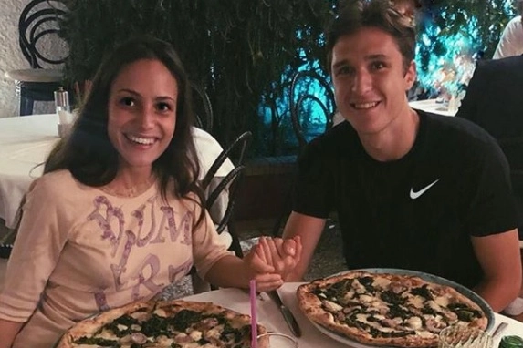 Federico Chiesa con la fidanzata Caterina a Capri