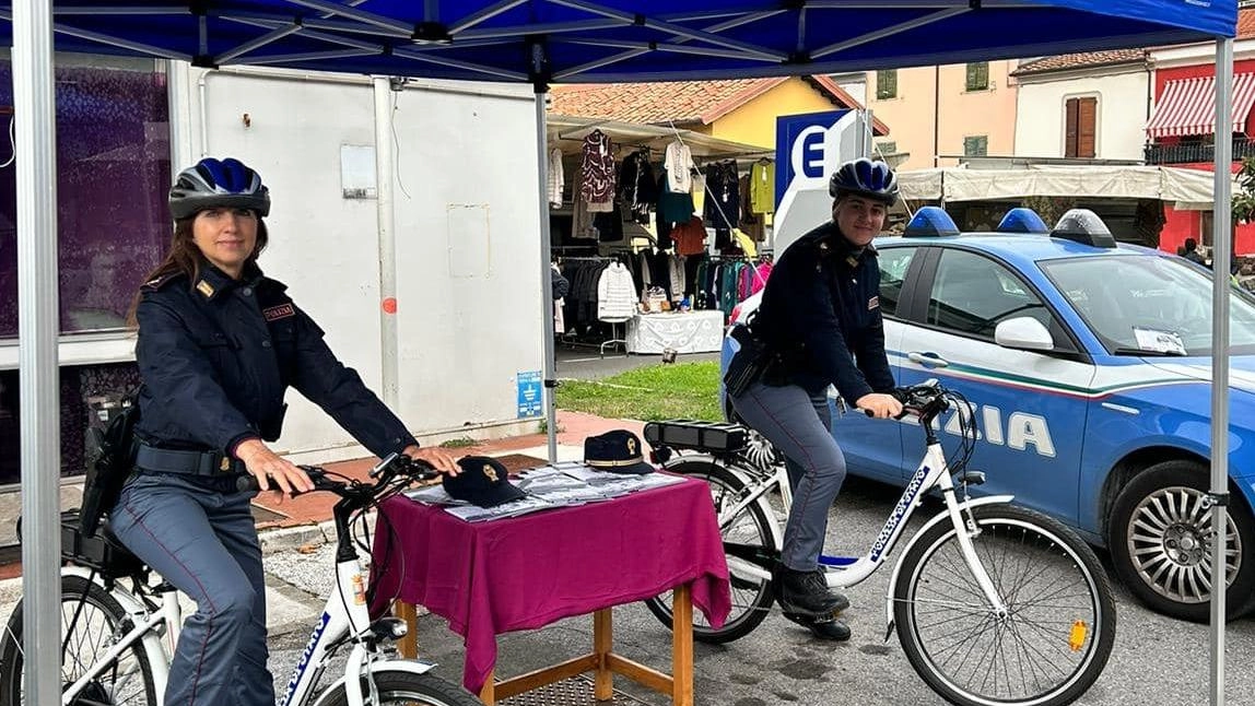 Poliziotti in bici tra le bancarelle per sensibilizzare la cittadinanza Poliziotti in bici tra le bancarelle per sensibilizzare la cittadinanza