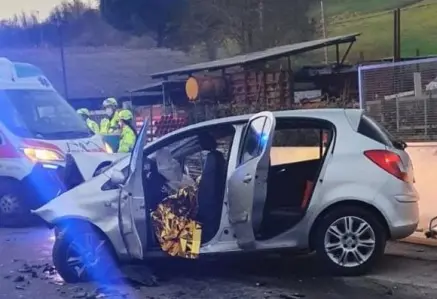 Tragico schianto: muore schiacciato nell'auto incastrata sotto la motrice di un Tir