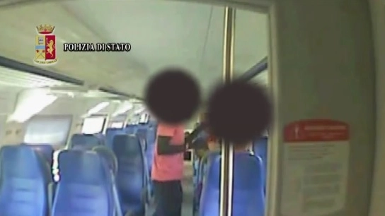 Le immagini delle telecamere di sicurezza sul treno: la tentata violenza è del 2015