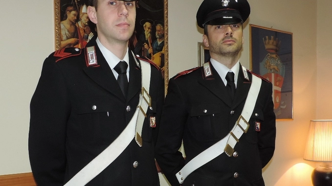 I carabinieri con le bottiglie molotov sequestrate 