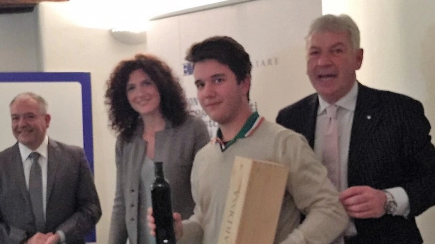 PREMIAZIONI Il presidente Gabriele Bigini (primo a destra) con uno dei giovani vincitori 