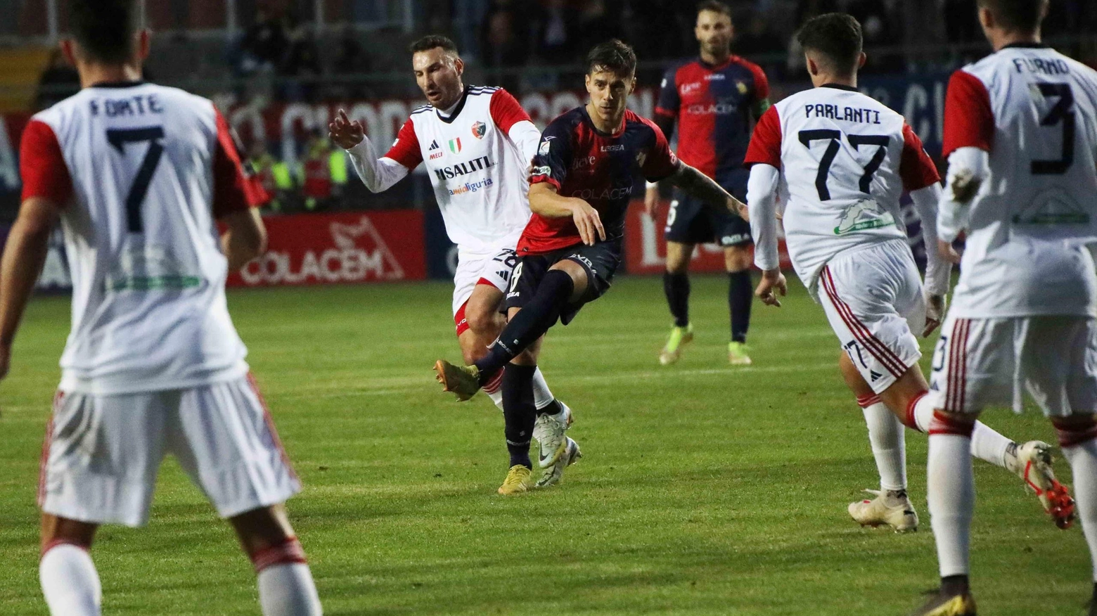 La gara serviva per cambiare le sorti del campionato dei rossoblù, ma restano i dubbi