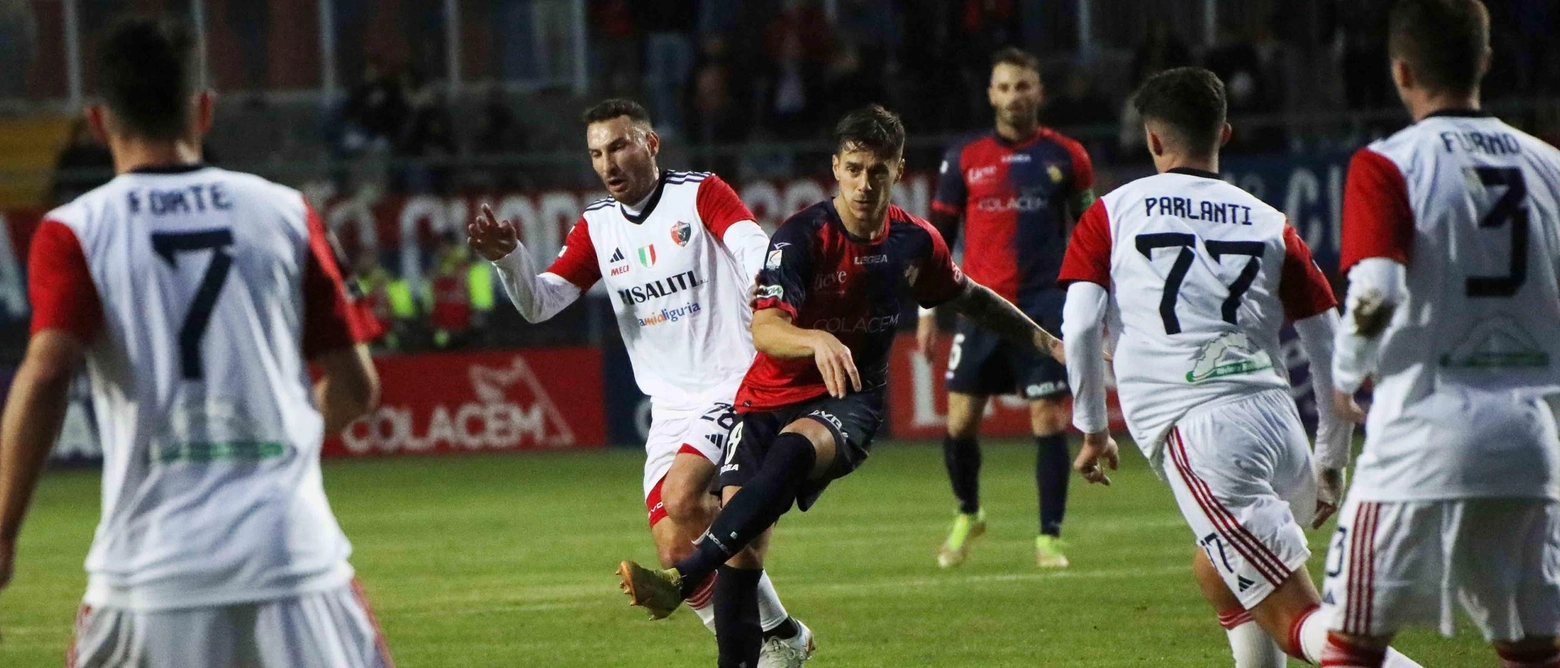 La gara serviva per cambiare le sorti del campionato dei rossoblù, ma restano i dubbi