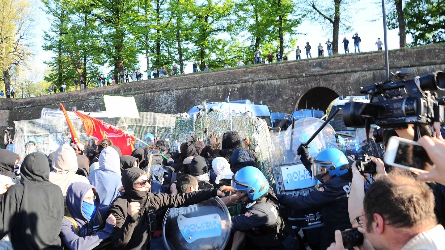 G7 a Lucca: gli scontri tra manifestanti e le forze dell'ordine (LaPresse)
