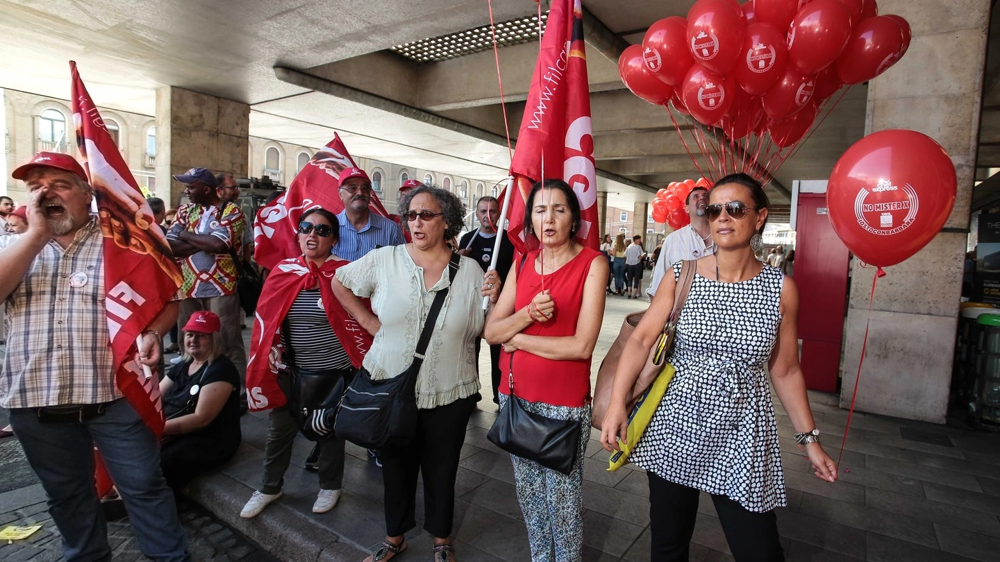 La protesta alla stazione (foto Giuseppe Cabras/New Press Photo)