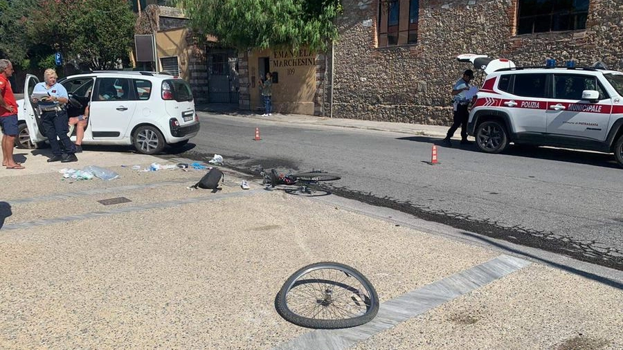 Incidente a Pietrasanta, la bicicletta distrutta (Foto Umicini)