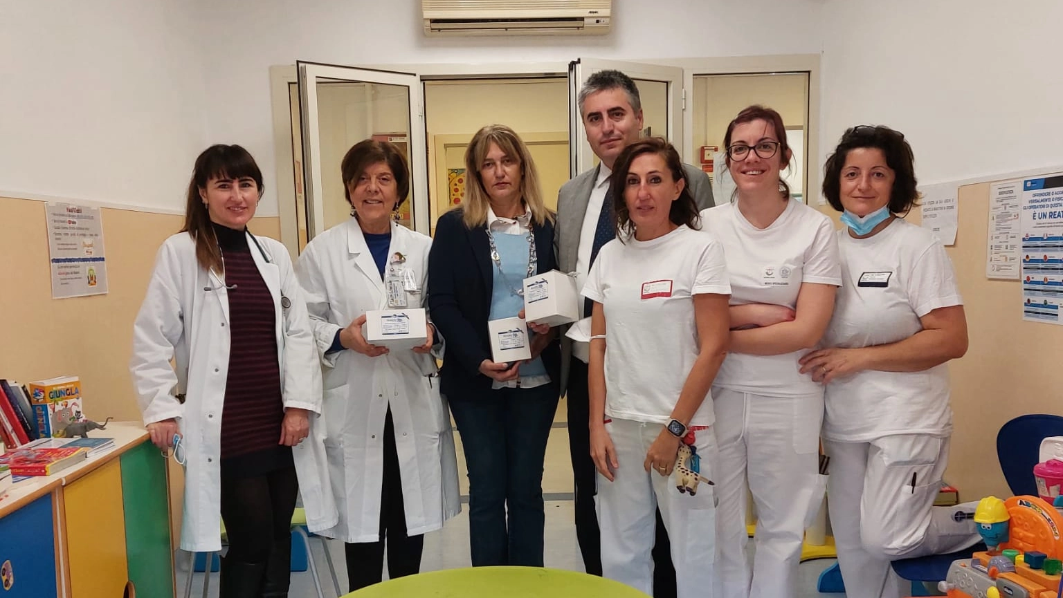 Carli e Guerri con il personale medico-infermieristico Carli e Guerri con il personale medico-infermieristico