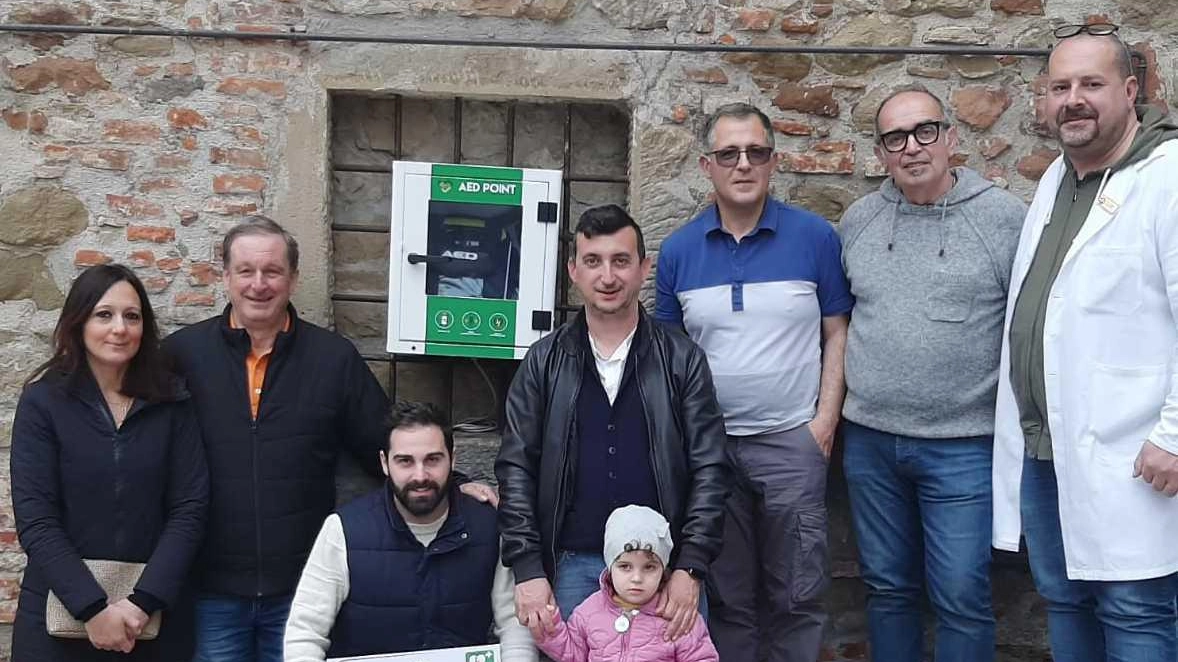 Castel Rigone ha il suo defibrillatore: lo ha donato la farmacia