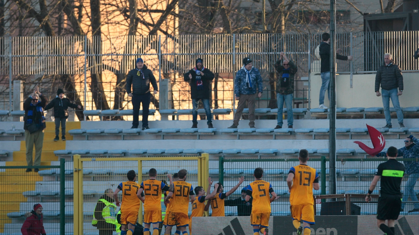 Il Pisa esulta dopo la vittoria con la Juventus U23 (foto LaPresse)