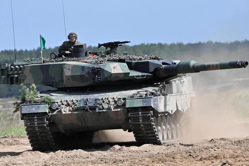 Un carro armato Leopard 2 in dotazione alla Polonia, nel campo di addestramento di Drawsko