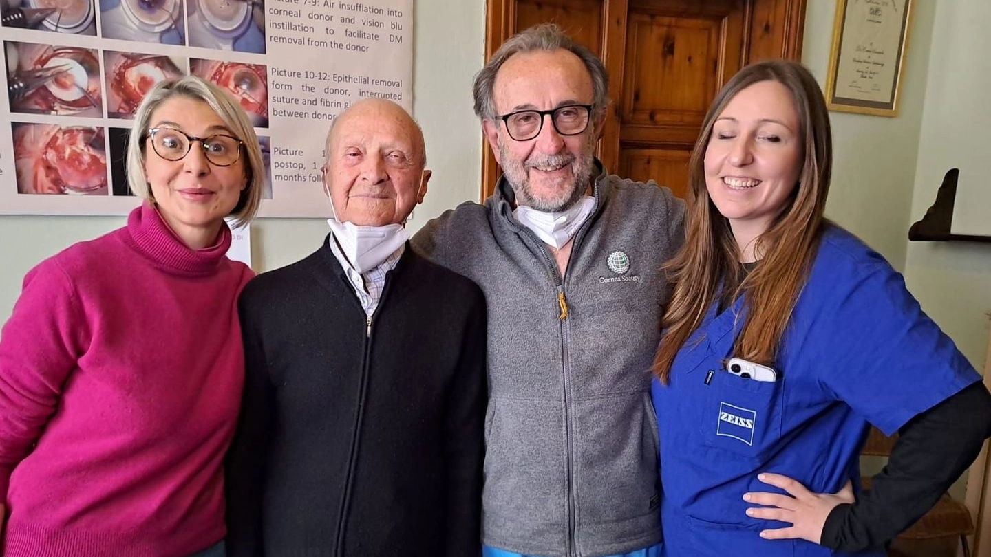 Il professor Vincenzo Sarnicola e, alla sua destra, il paziente operato