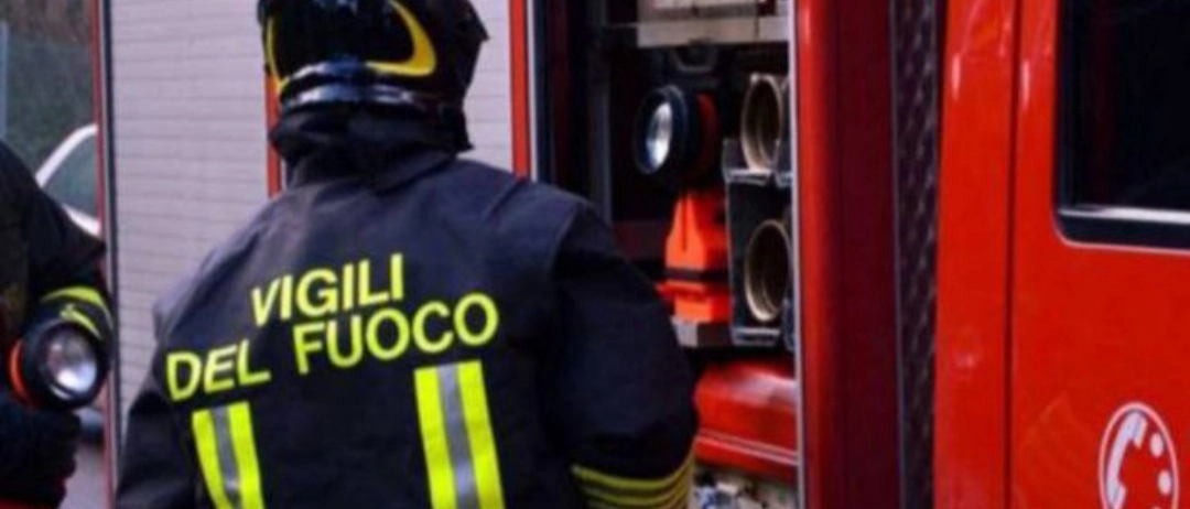 Incendio a Marina di Pisa: fuoco nel Giardino di Poppa