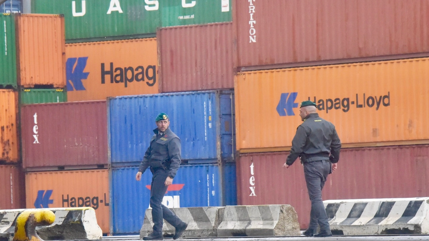 Maxi sequestro di droga in porto a Livorno (foto Novi)