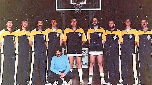 Roberto Baglini, al centro con la barba, accanto a Bufalini, con la maglia della IES 