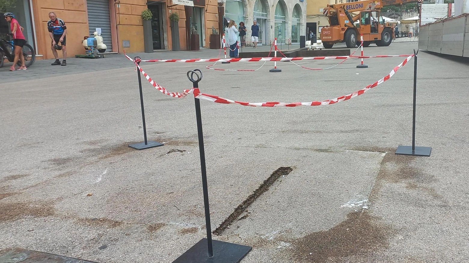 Ancora uno sfregio a piazza Duomo. Ditta danneggia la pavimentazione. La giunta annuncia provvedimenti