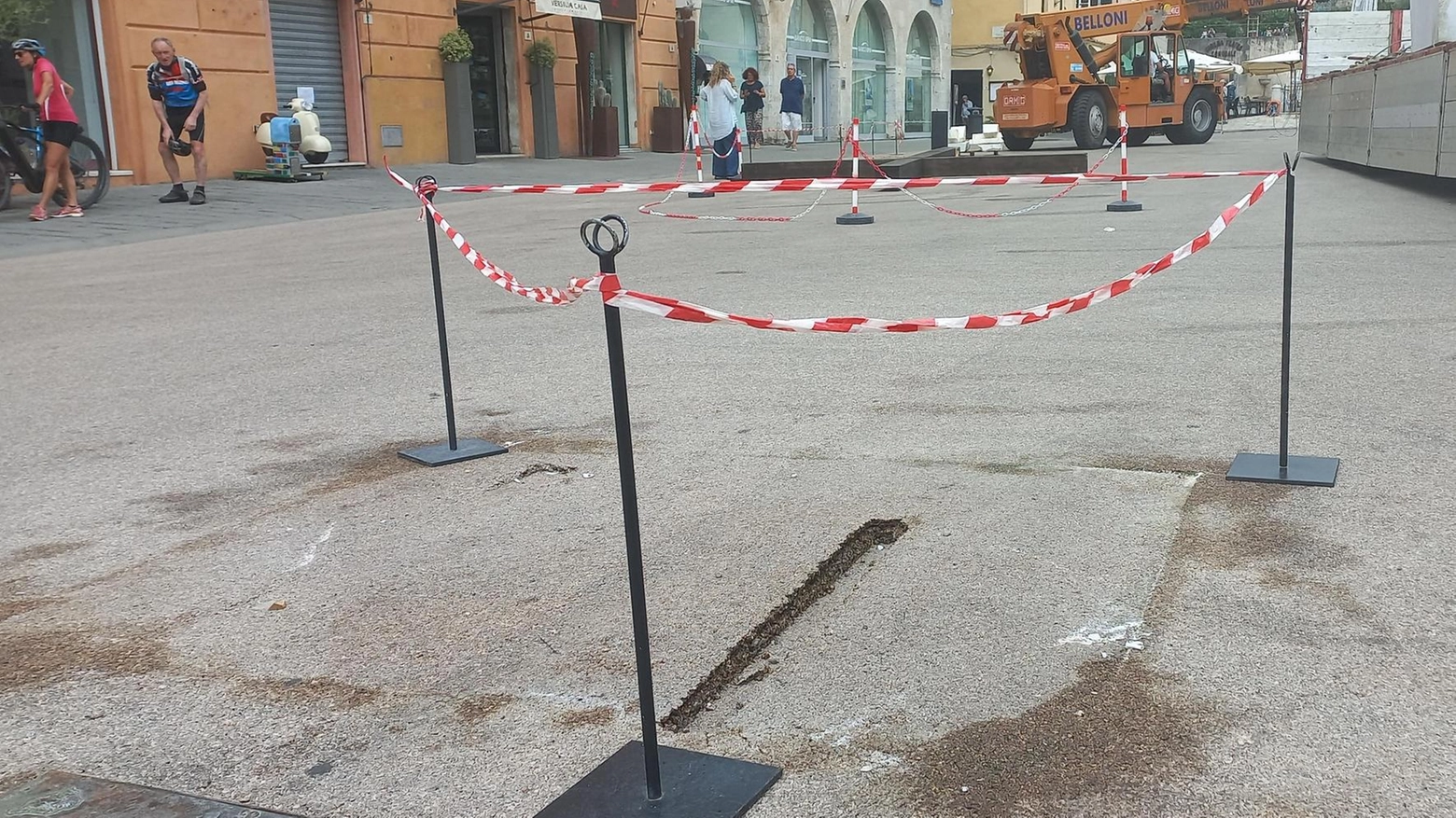 Ancora uno sfregio a piazza Duomo. Ditta danneggia la pavimentazione. La giunta annuncia provvedimenti Ancora uno sfregio a piazza Duomo. Ditta danneggia la pavimentazione. La giunta annuncia provvedimenti