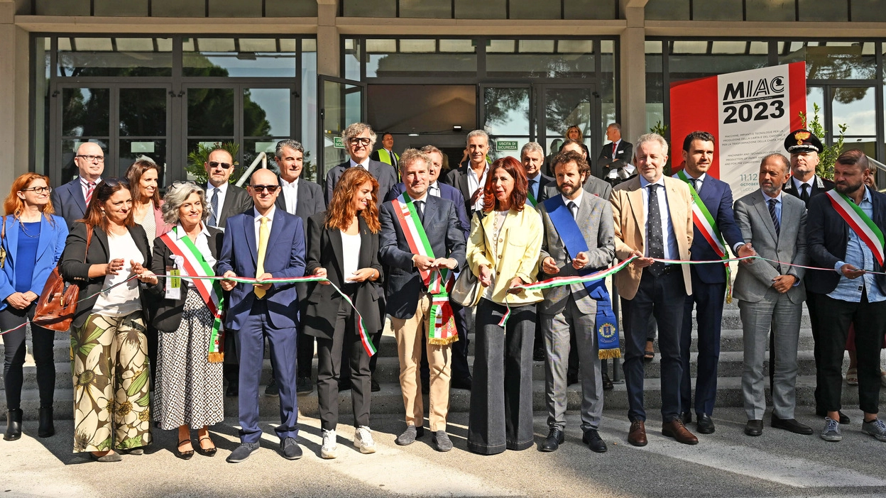 Il taglio del nastro con il sindaco Mario Pardini e tutte le altre istituzioni di ieri mattina la polo Fiere (foto Alcide)