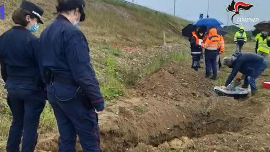 Un fermo immagine del video dei carabinieri: gli scavi nei terreni con i rifiuti tossici 
