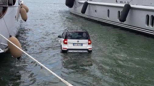 L'auto finita in mare
