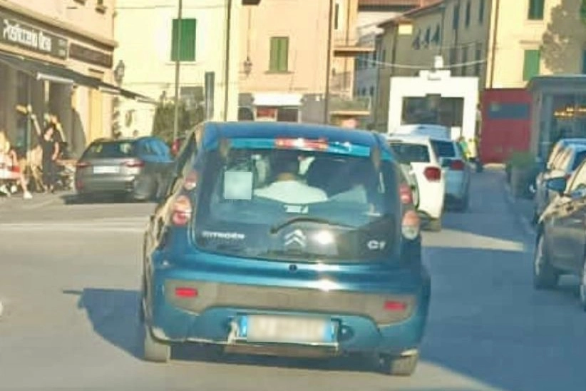 La piccola utilitaria con sette persone a bordo guidata da un bimbo