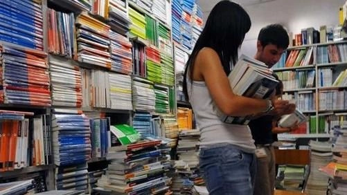 Scuola, la stangata della ripartenza. Libri: il conto sale fino a mille euro. Caccia al risparmio, è boom usato Scuola, la stangata della ripartenza. Libri: il conto sale fino a mille euro. Caccia al risparmio, è boom usato