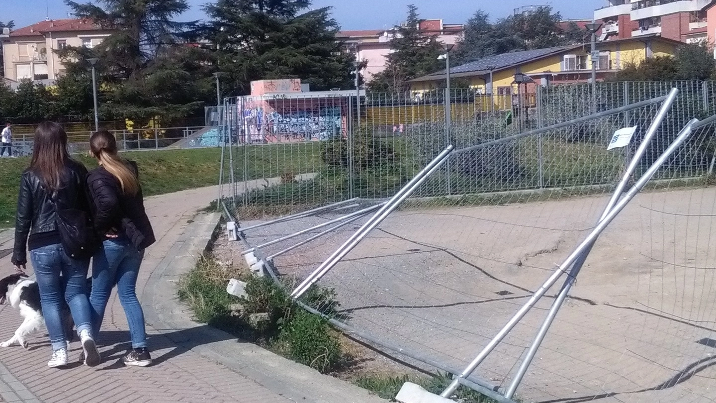 La recinzione dello skate park di via Neri