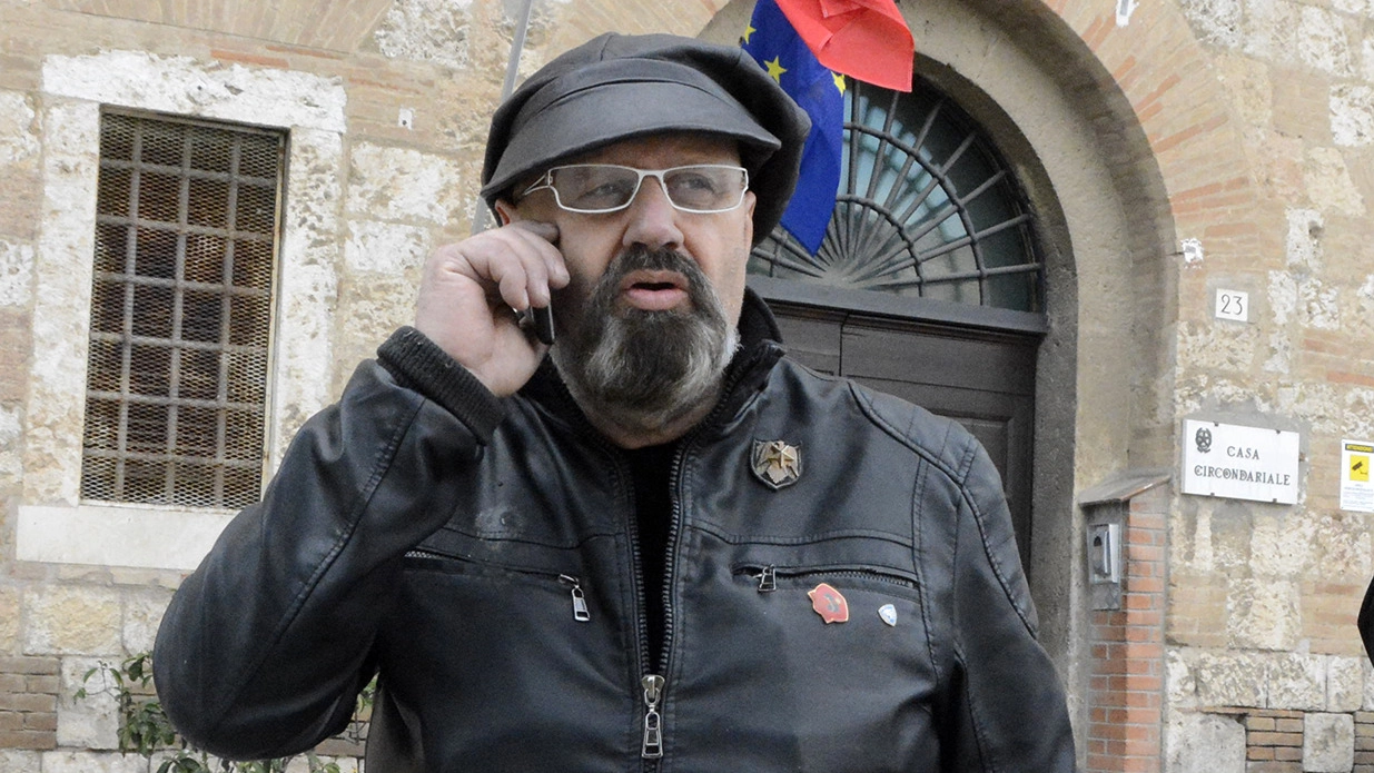 L’ex agente Bruno Poeti al momento dell’uscita dal carcere di Grosseto (Foto Aprili)