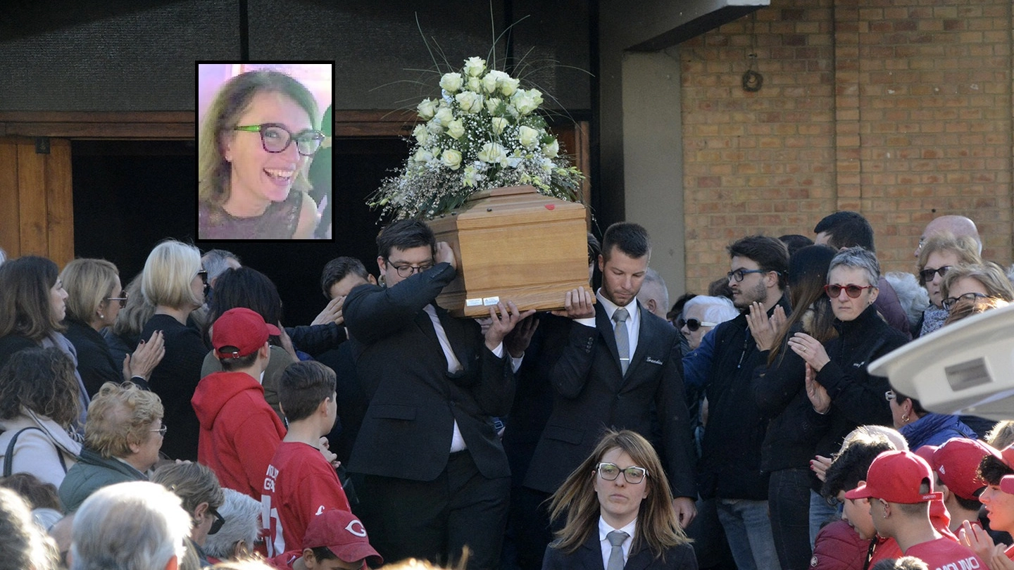 I funerali di Ilaria Vichi (nel riquadro)
