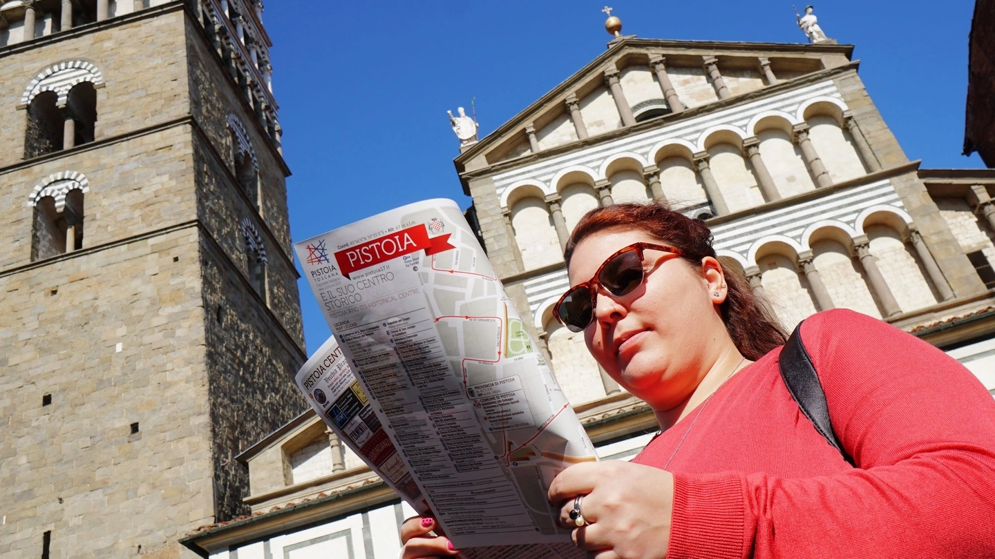 Una turista «a spasso» per Pistoia (foto archivio Castellani)