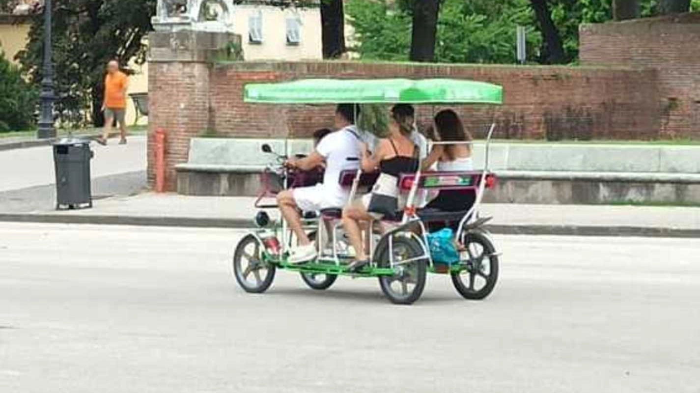 Un gruppo di turisti a bordo di un risciò