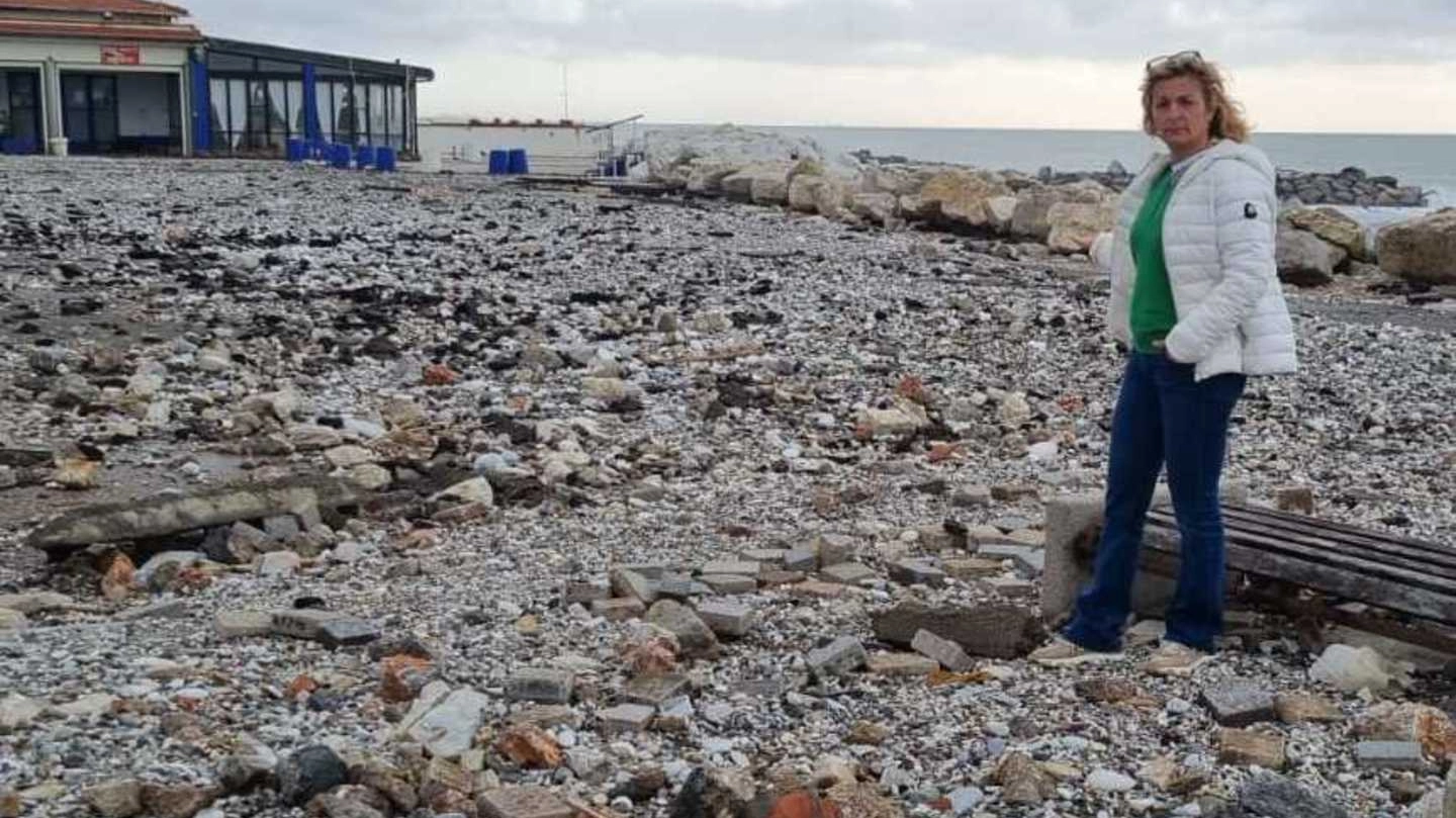 Barbara Benvenuti, presidente del direttivo Confcommercio Marina di Pisa mostra i danni (mai sistemati) sul litorale Barbara Benvenuti, presidente del direttivo Confcommercio Marina di Pisa mostra i danni (mai sistemati) sul litorale