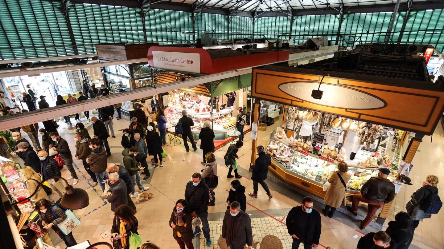 Code al mercato di S. Ambrogio a Firenze nell'ultimo sabato di shopping (New Press Photo)