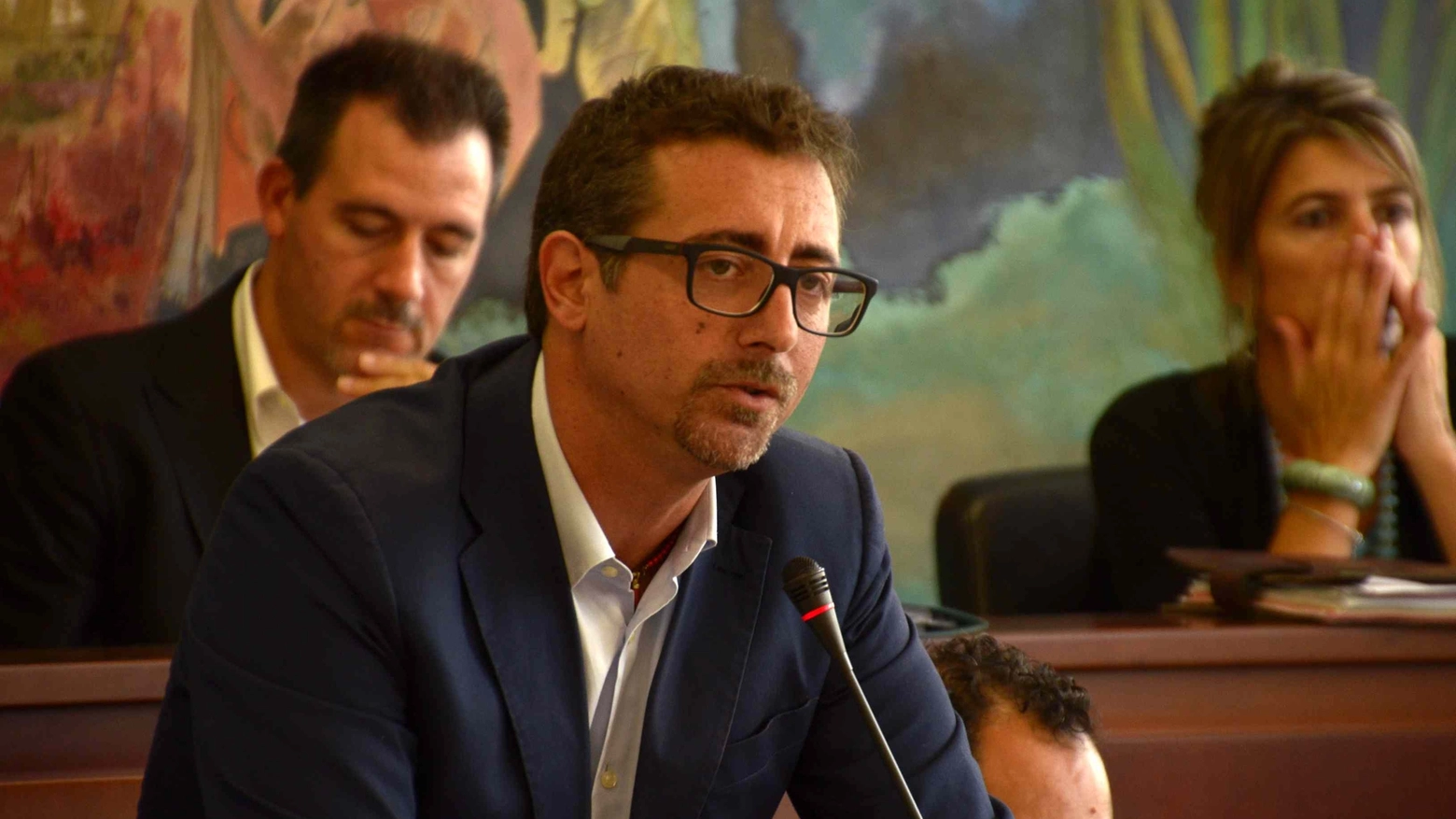 Il sindaco di Viareggio Betti nei minuti delle dimissioni da primo cittadino (Umicini)