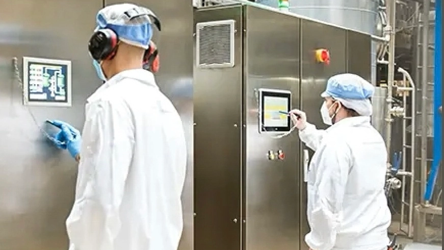 Lavoratori durante il loro turno alla Lapi Gelatine (foto da www.lapigelatine.com) Lavoratori durante il loro turno alla Lapi Gelatine (foto da www.lapigelatine.com)