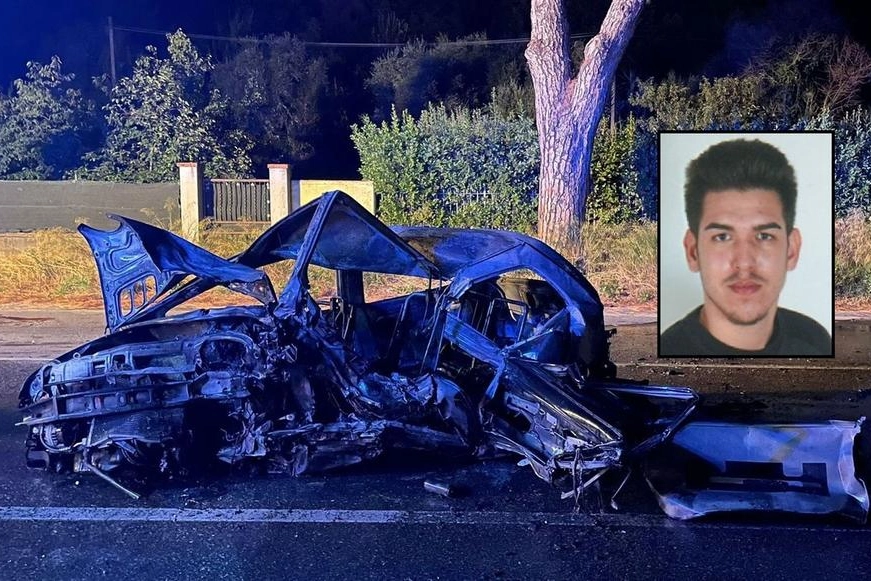 L'auto distrutta e, nel riquadro, la vittima, Cristian Comelli