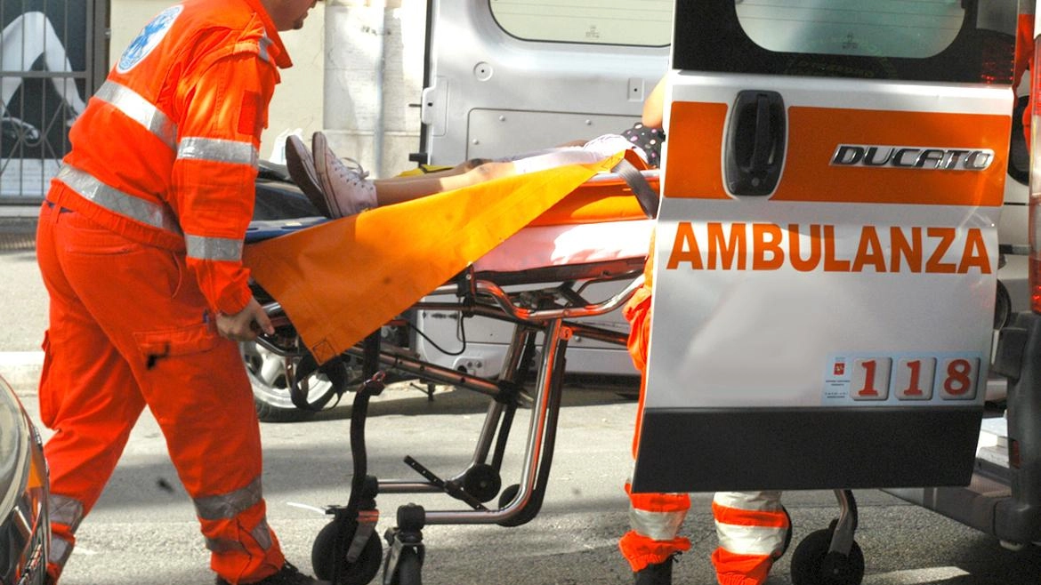 Cade da una scala, grave operaio a Calenzano: incidente in fabbrica a Fibbiana
Cade da una scala, grave operaio a Calenzano: incidente in fabbrica a Fibbiana