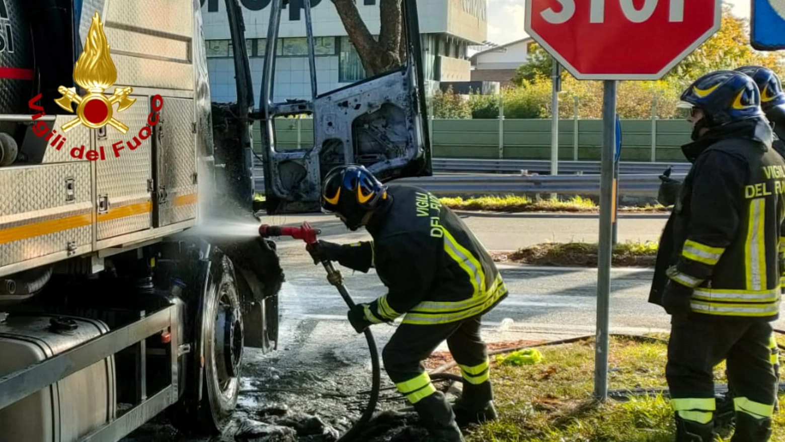 L'intervento dei vigili del fuoco per spegnere le fiamme L'intervento dei vigili del fuoco per spegnere le fiamme