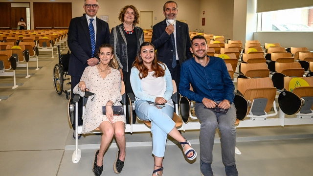 Luca Fanucci, Sandra Lischi e il rettore Paolo Mancarella insieme a tre studenti