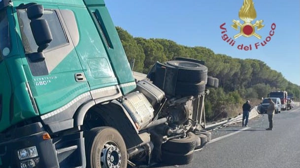 Tir ribaltato nel Comune di Scarlino Tir ribaltato nel Comune di Scarlino