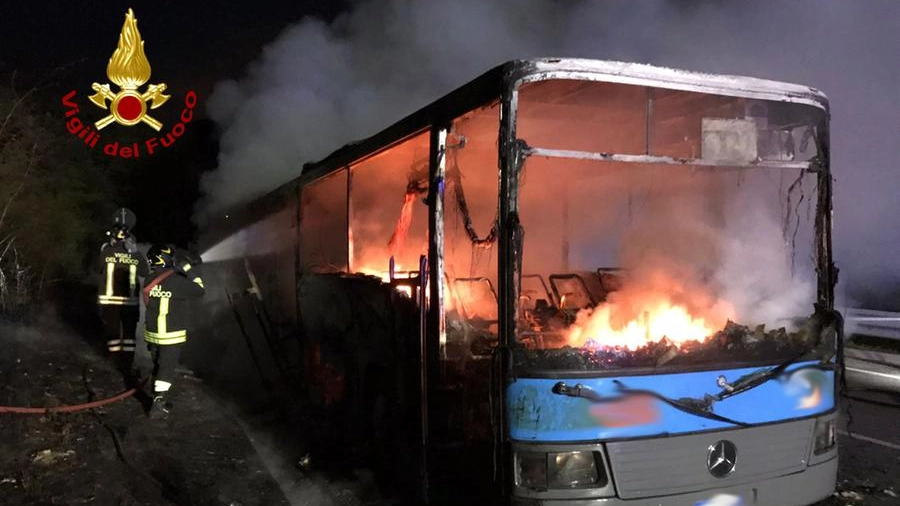 L'autobus distrutto dalle fiamme (foto Vigili del fuoco)