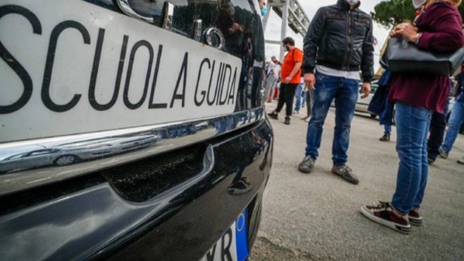 Scuola guida (foto Ansa) Scuola guida (foto Ansa)