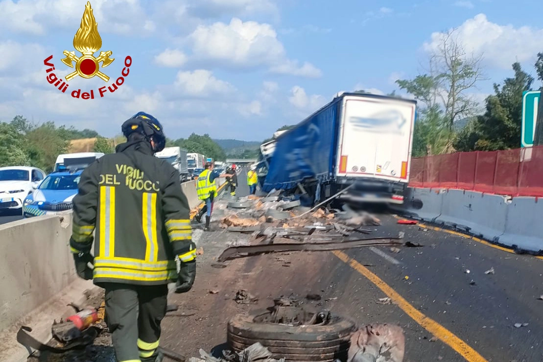 L'intervento dei vigili del fuoco sul luogo dell'incidente