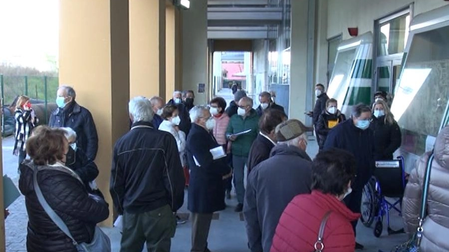 In fila per il vaccino anti covid a Pistoia