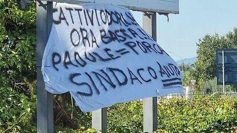 Striscione contro i cattivi odori. Il sindaco: "I residenti hanno ragione. Attendiamo la fine dei lavori"