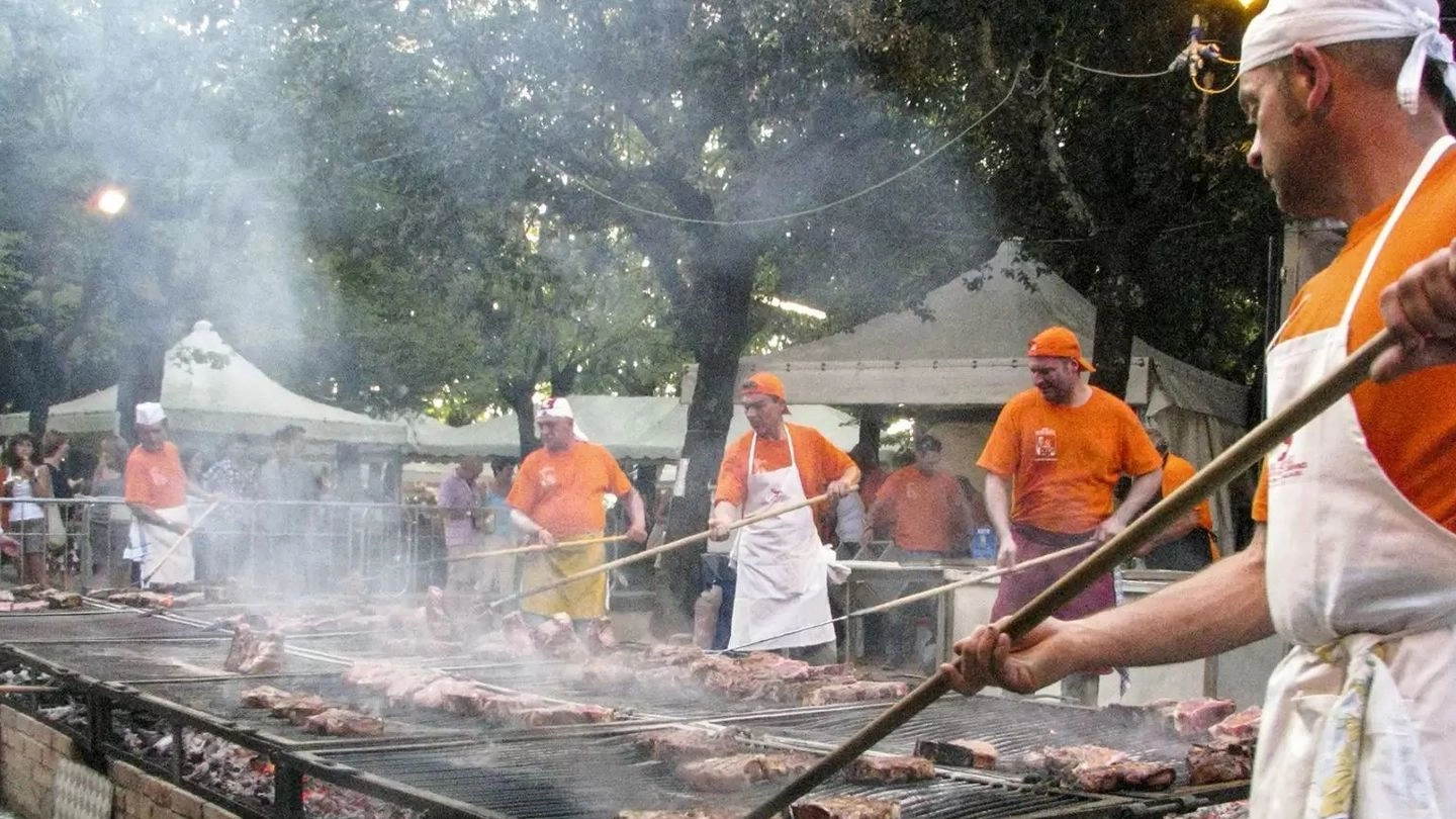 La maxigriglia delle bistecche a Cortona: è uno degli eventi più frequentati di Ferragosto. Trionfano anche tortelli e funghi